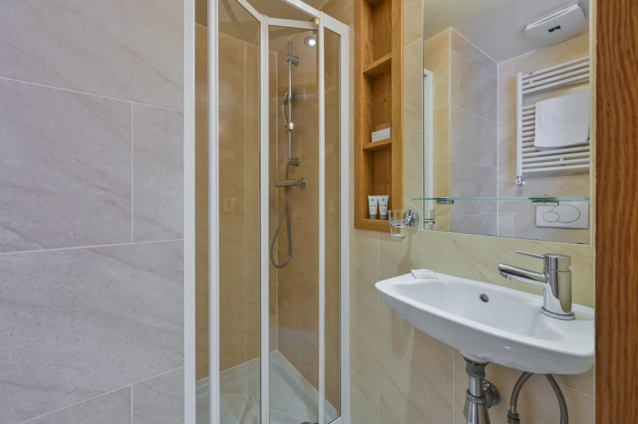 Flat 5, 32-33 Cartwright Gardens, London, photo 2