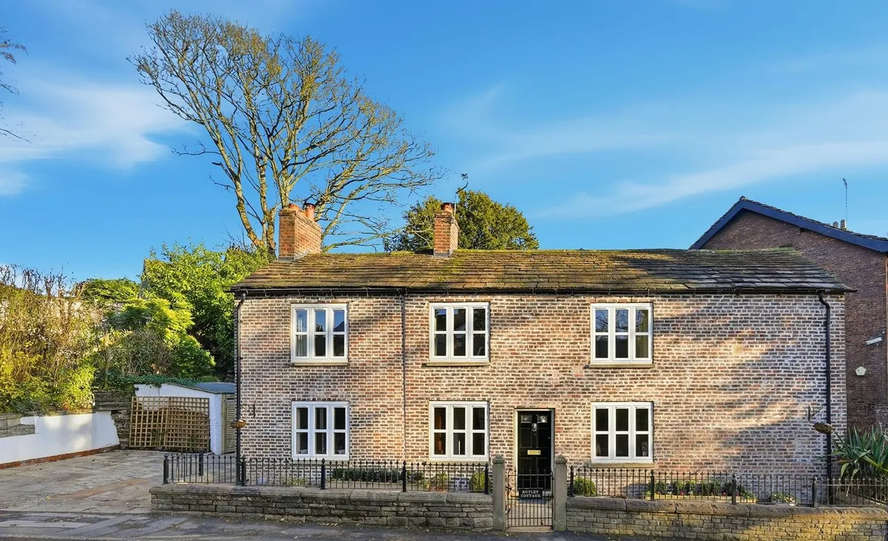 3 bed property for sale — New Road, Prestbury