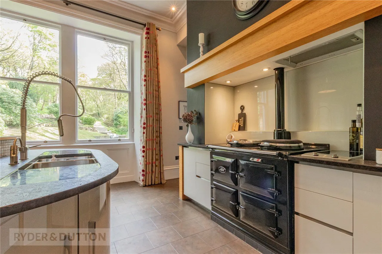 Kinders Lane, Greenfield, OL3, photo 12