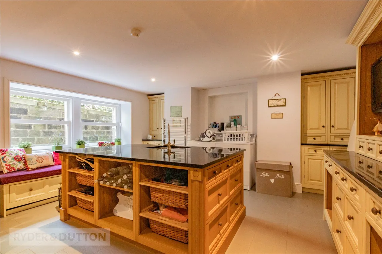 Kinders Lane, Greenfield, OL3, photo 30