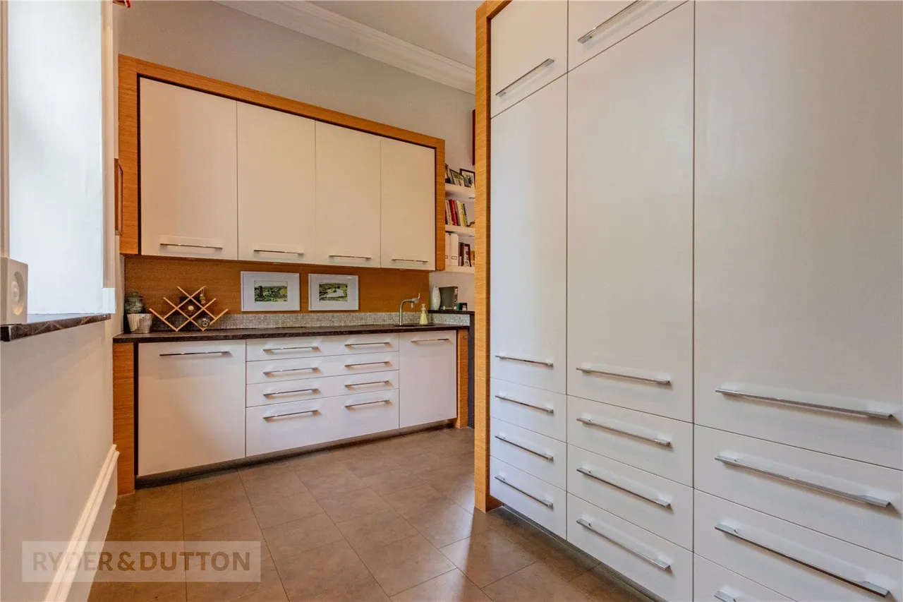 Kinders Lane, Greenfield, OL3, photo 14