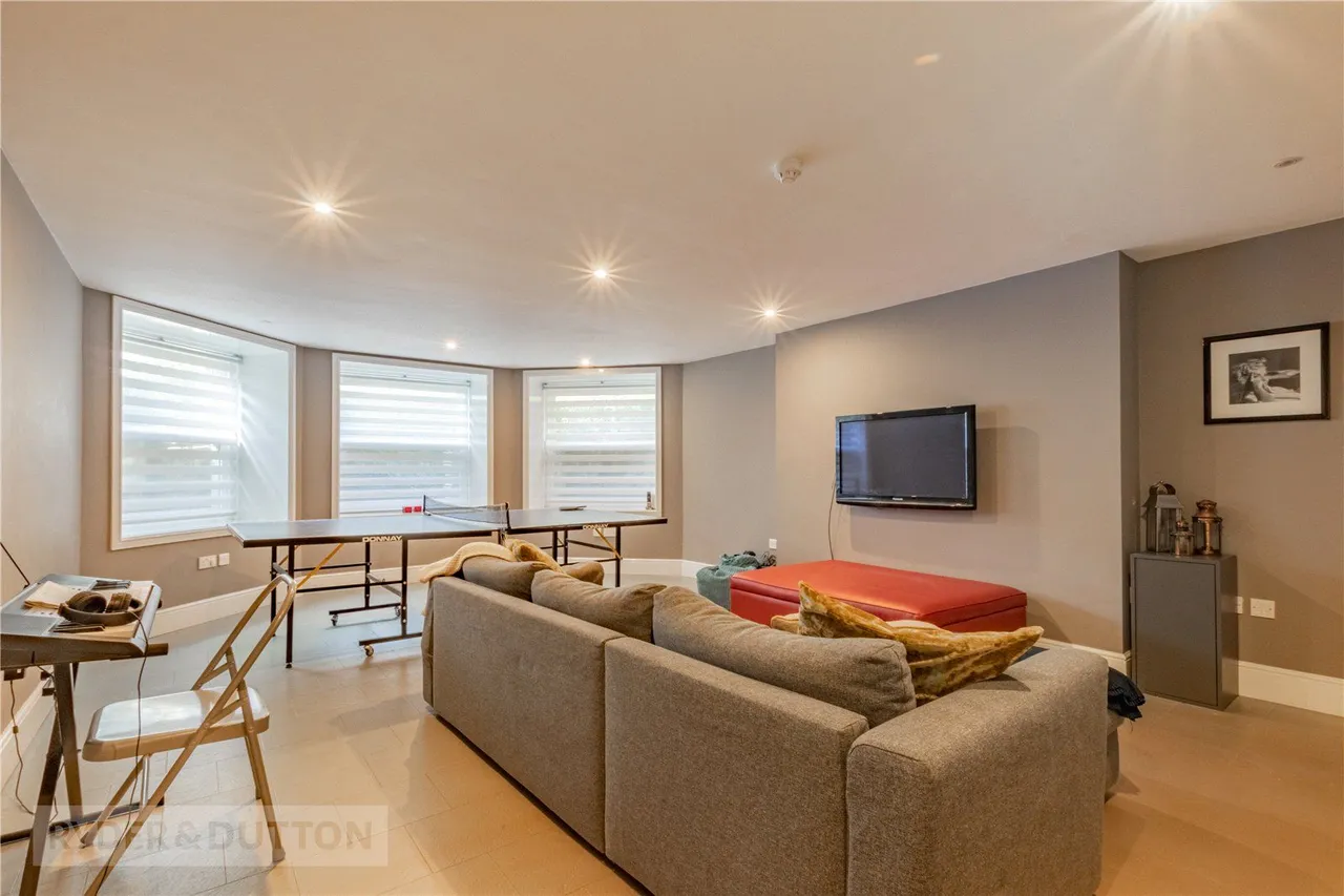 Kinders Lane, Greenfield, OL3, photo 28