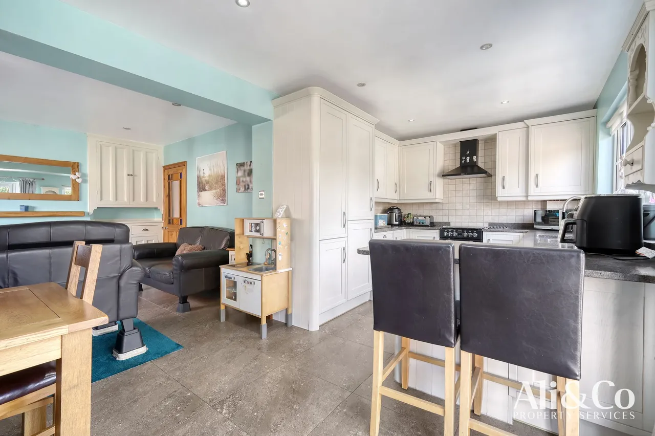 Waverley Gardens, Grays, Essex, RM16 2TJ, photo 4