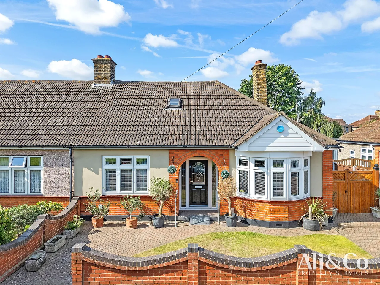 4 bed house for sale — Waverley Gardens, Grays, Essex, RM16 2TJ
