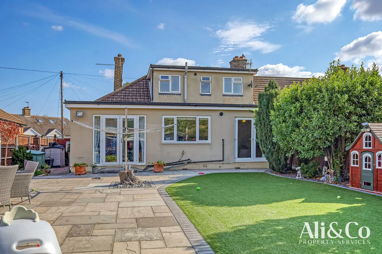 Waverley Gardens, Grays, Essex, RM16 2TJ, photo 2