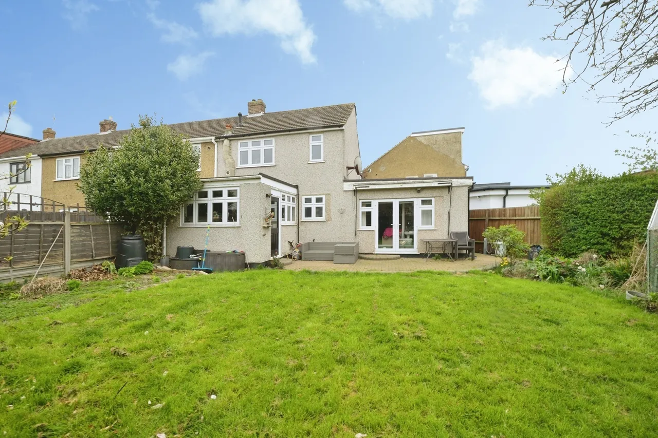 3 bed house for sale — Peartree Gardens, Romford, RM7