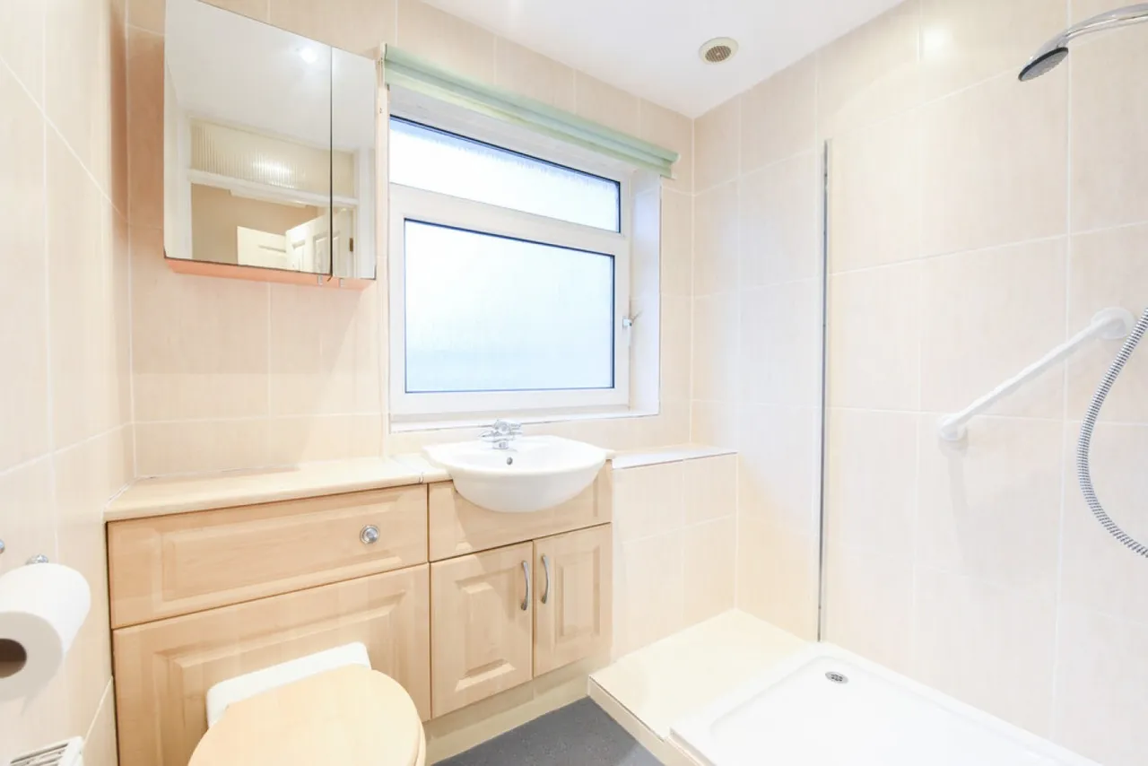 Oaklands Drive, Wokingham, photo 12