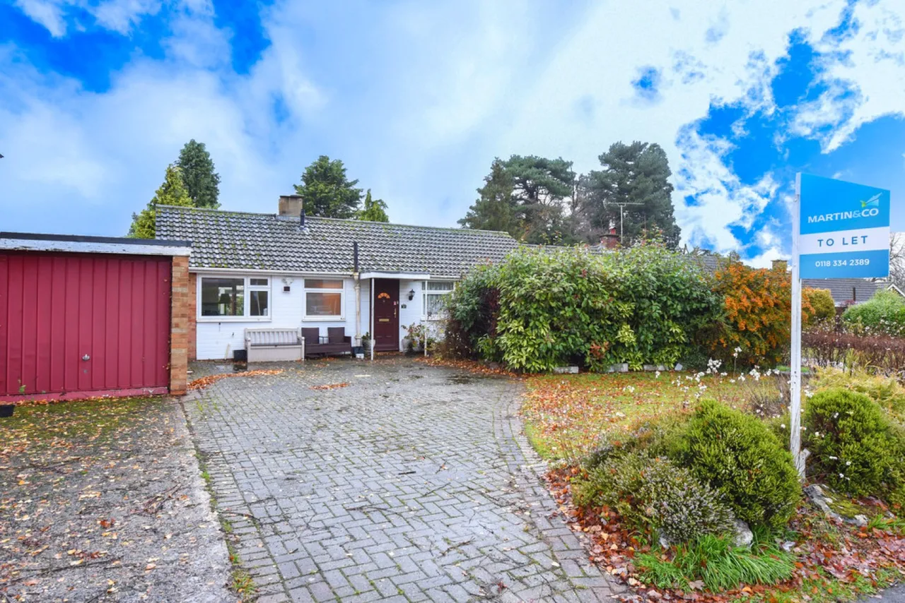 3 bed house for sale — Oaklands Drive, Wokingham