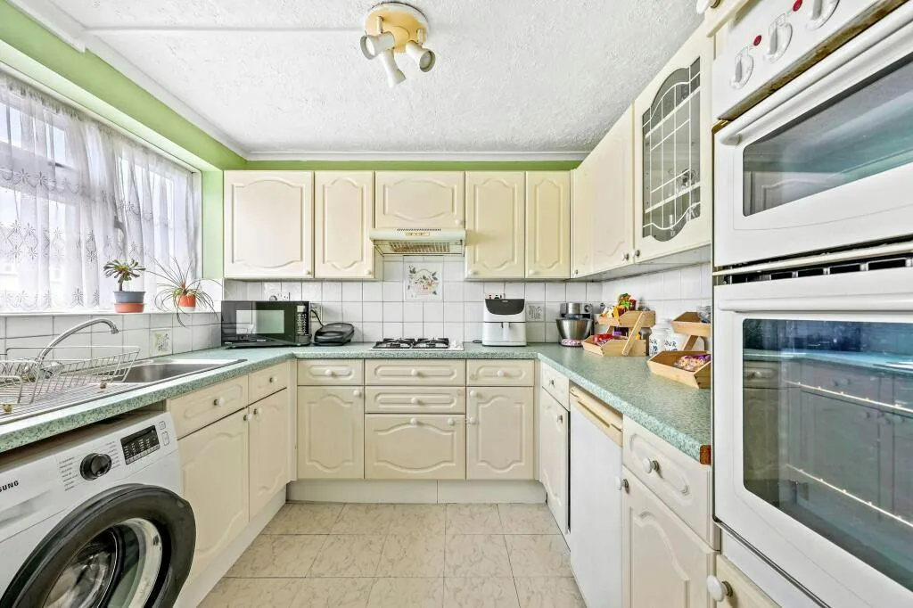 Navarre Gardens, Romford, RM5, photo 4