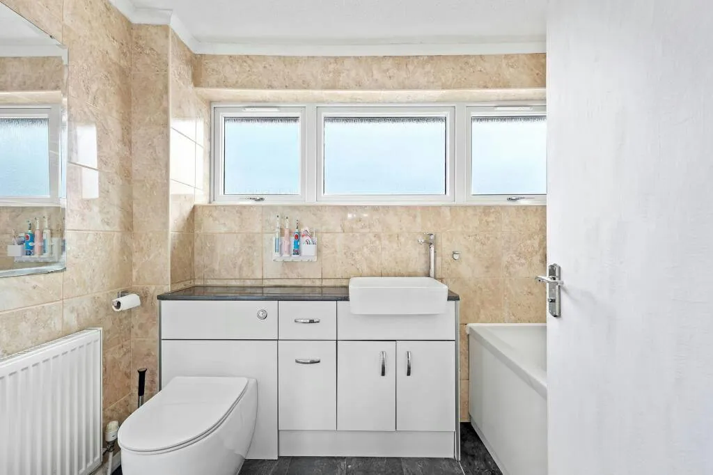Navarre Gardens, Romford, RM5, photo 13