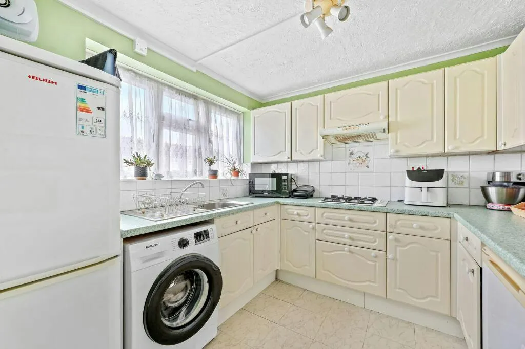 Navarre Gardens, Romford, RM5, photo 3