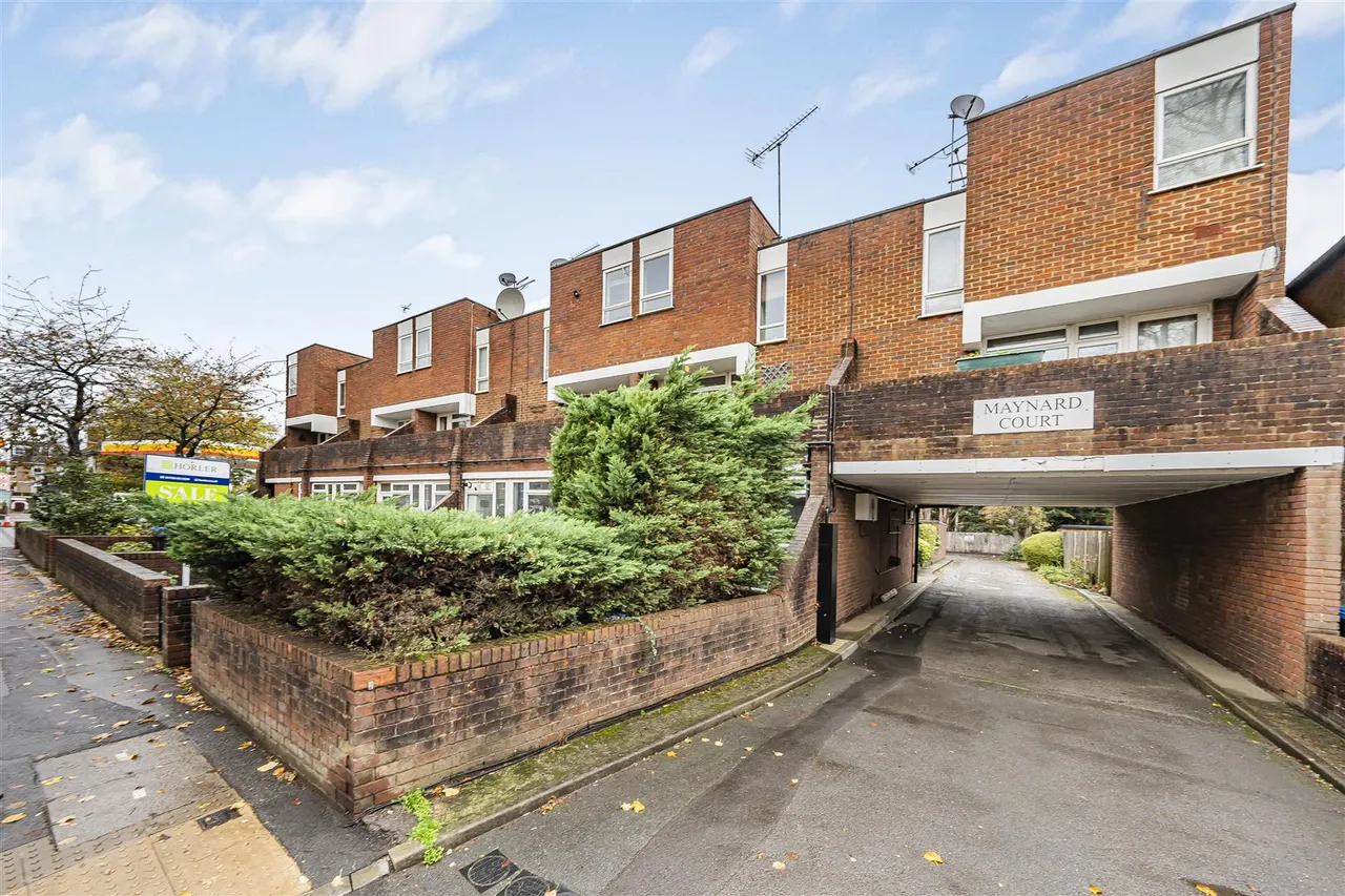 2 bed house for sale — Clarence Road, Windsor, SL4 5BG