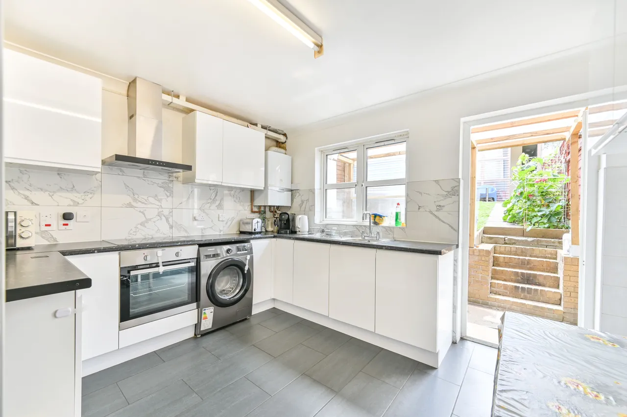 105c Burnley Road, London, photo 2