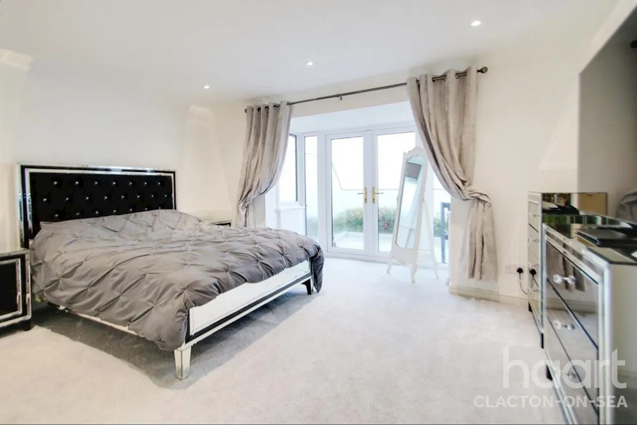 Naze Park Road, CO14, photo 7