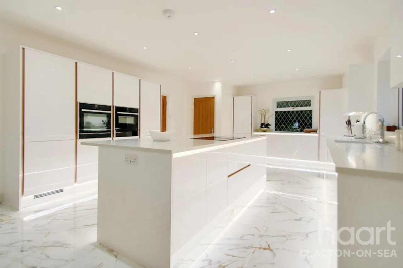 Naze Park Road, CO14, photo 2