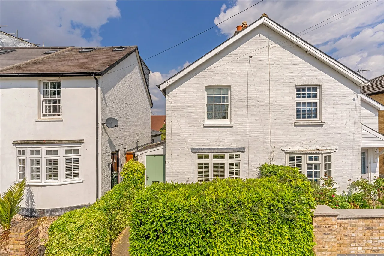 3 bed house for sale — Cross Street, Hampton Hill, TW12 1RT