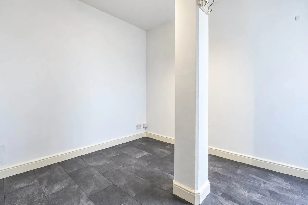 Dunstable Road, Luton, LU4 0HF, photo 6