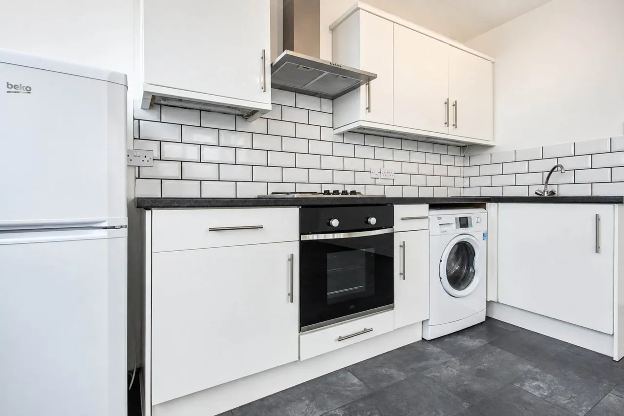 Dunstable Road, Luton, LU4 0HF, photo 4
