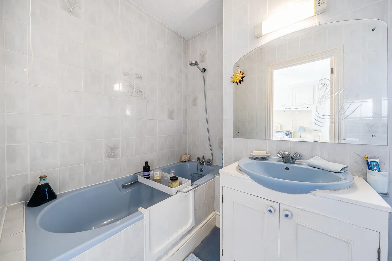 Loudon House, Woodhall Drive, Pinner, photo 12