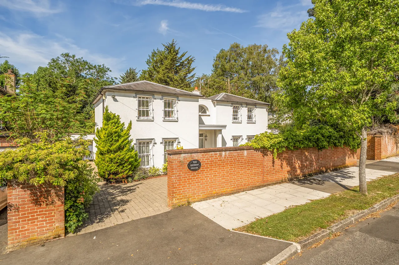 3 bed house for sale — Loudon House, Woodhall Drive, Pinner