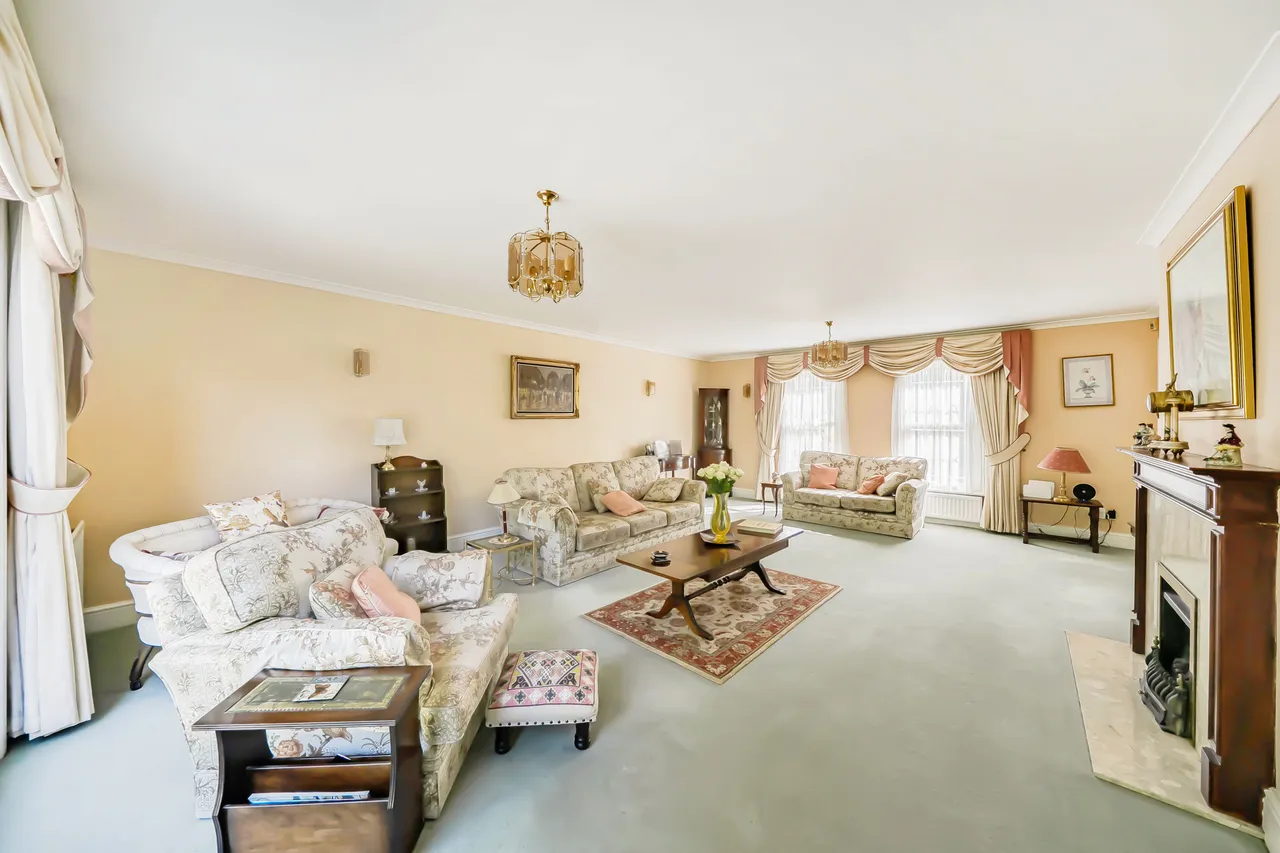 Loudon House, Woodhall Drive, Pinner, photo 3