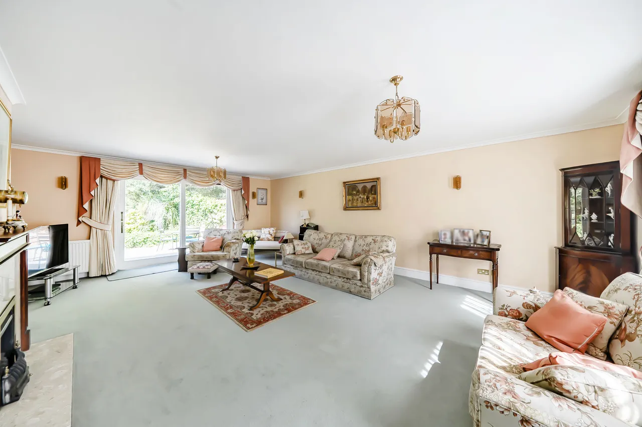 Loudon House, Woodhall Drive, Pinner, photo 4