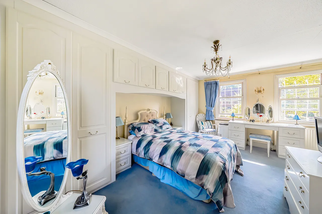 Loudon House, Woodhall Drive, Pinner, photo 11