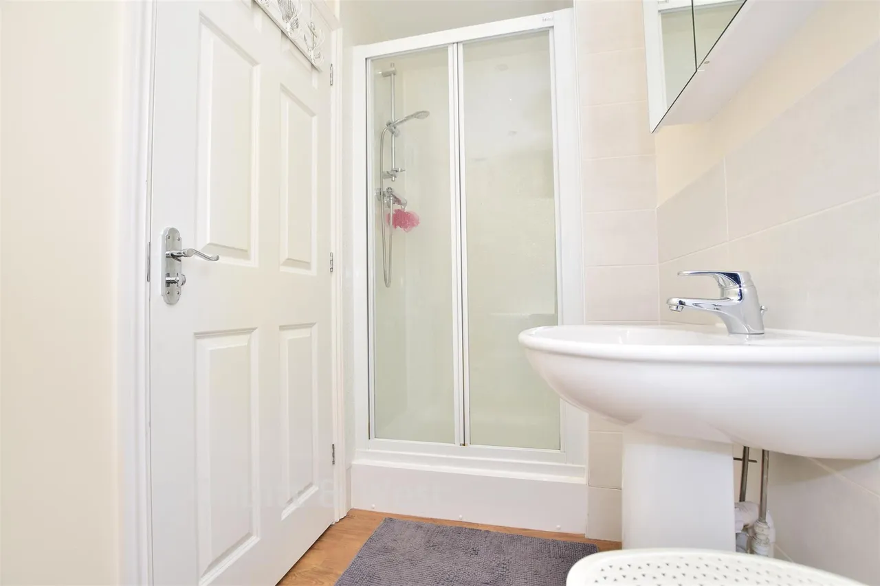 Donald Gardens, Hookwood, RH6, photo 8