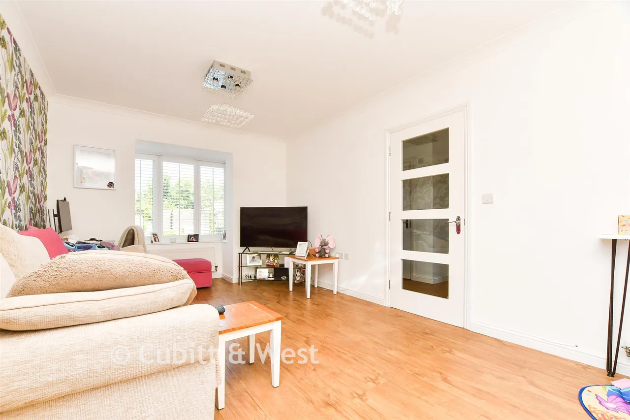 Donald Gardens, Hookwood, RH6, photo 4