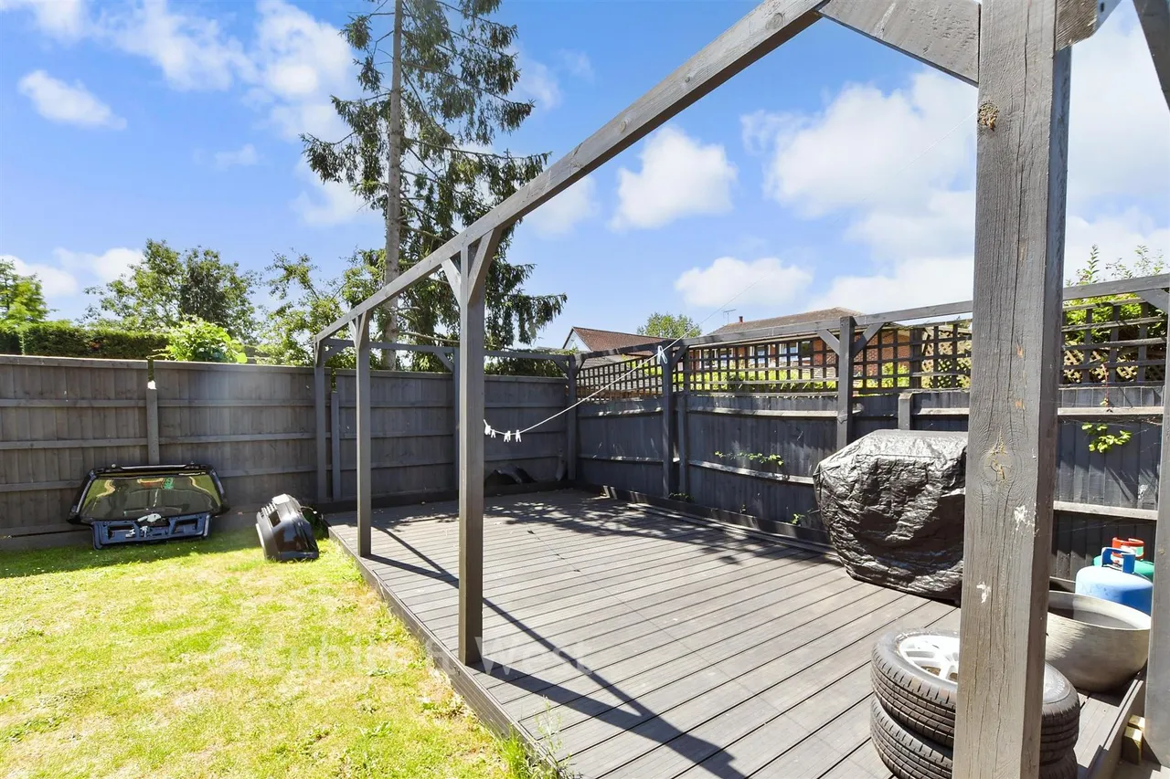 Donald Gardens, Hookwood, RH6, photo 5