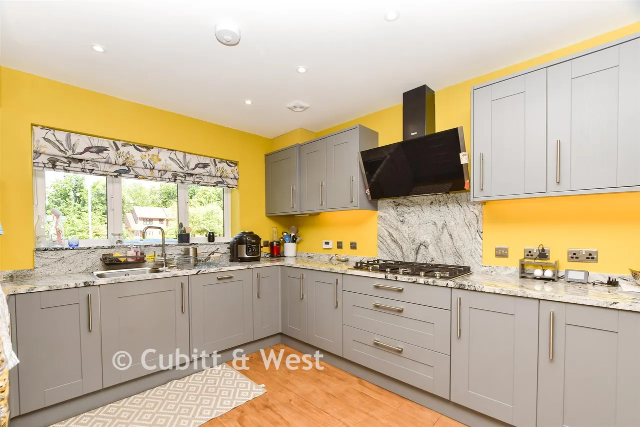 Donald Gardens, Hookwood, RH6, photo 2