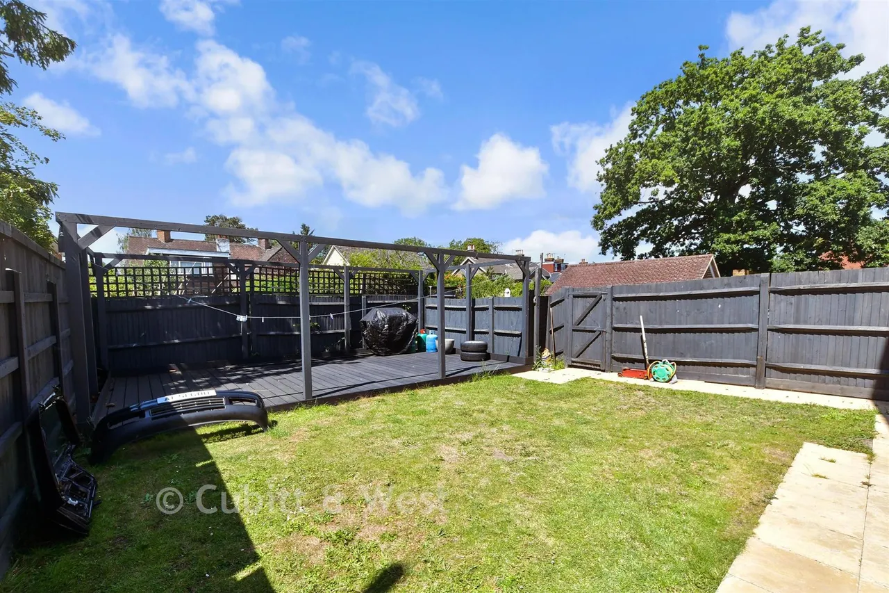 Donald Gardens, Hookwood, RH6, photo 6