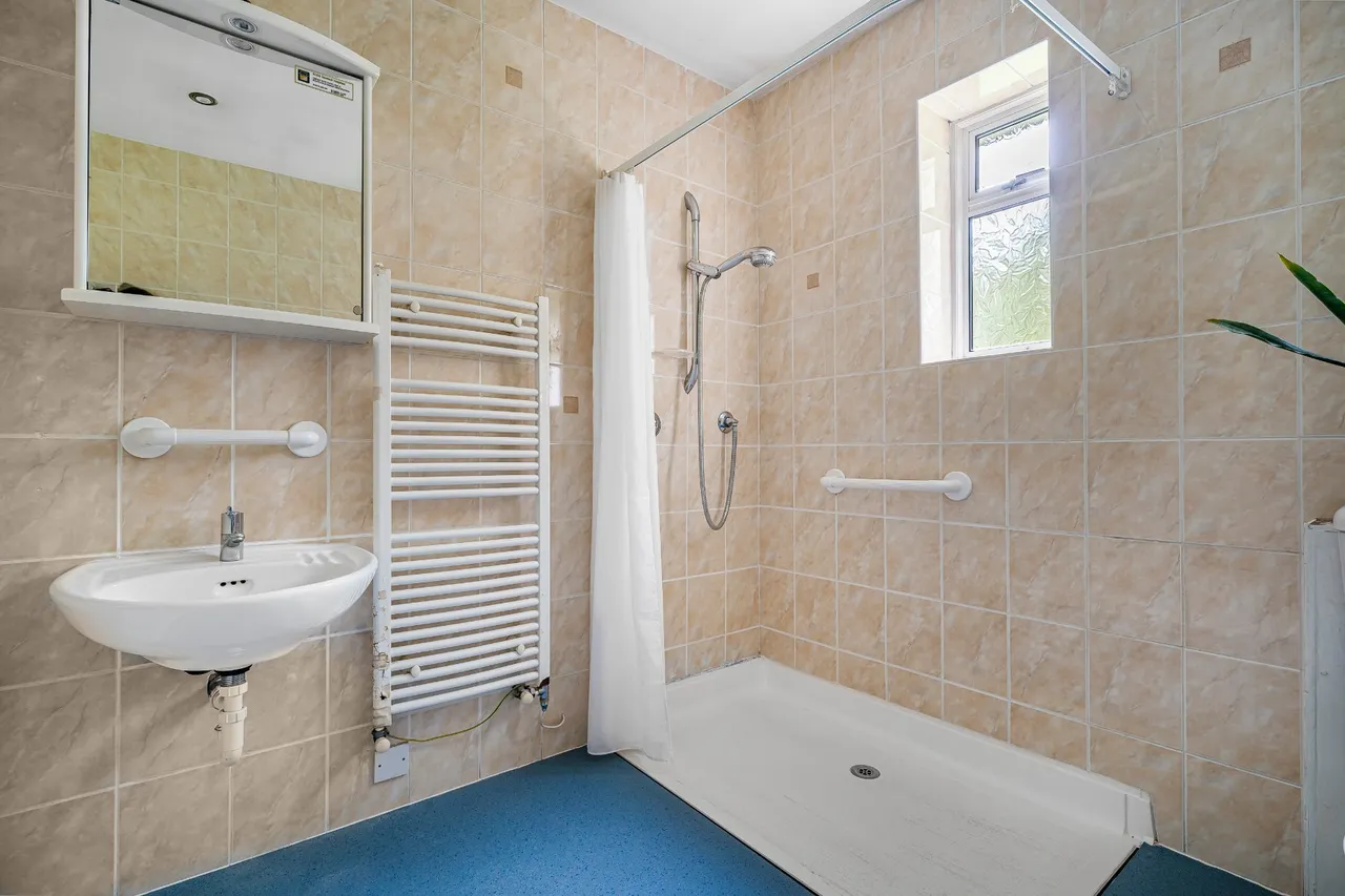 London Road, Guildford, GU4, photo 8