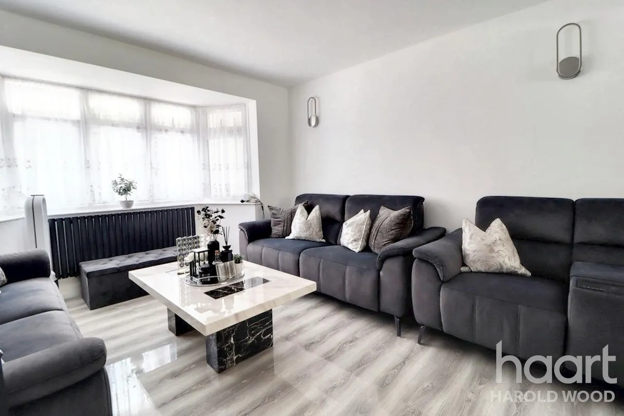 Sackville Crescent, Harold Wood, RM3, photo 27