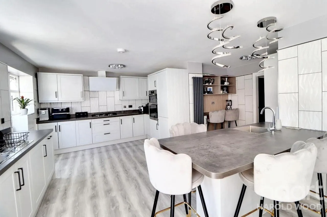 Sackville Crescent, Harold Wood, RM3, photo 5