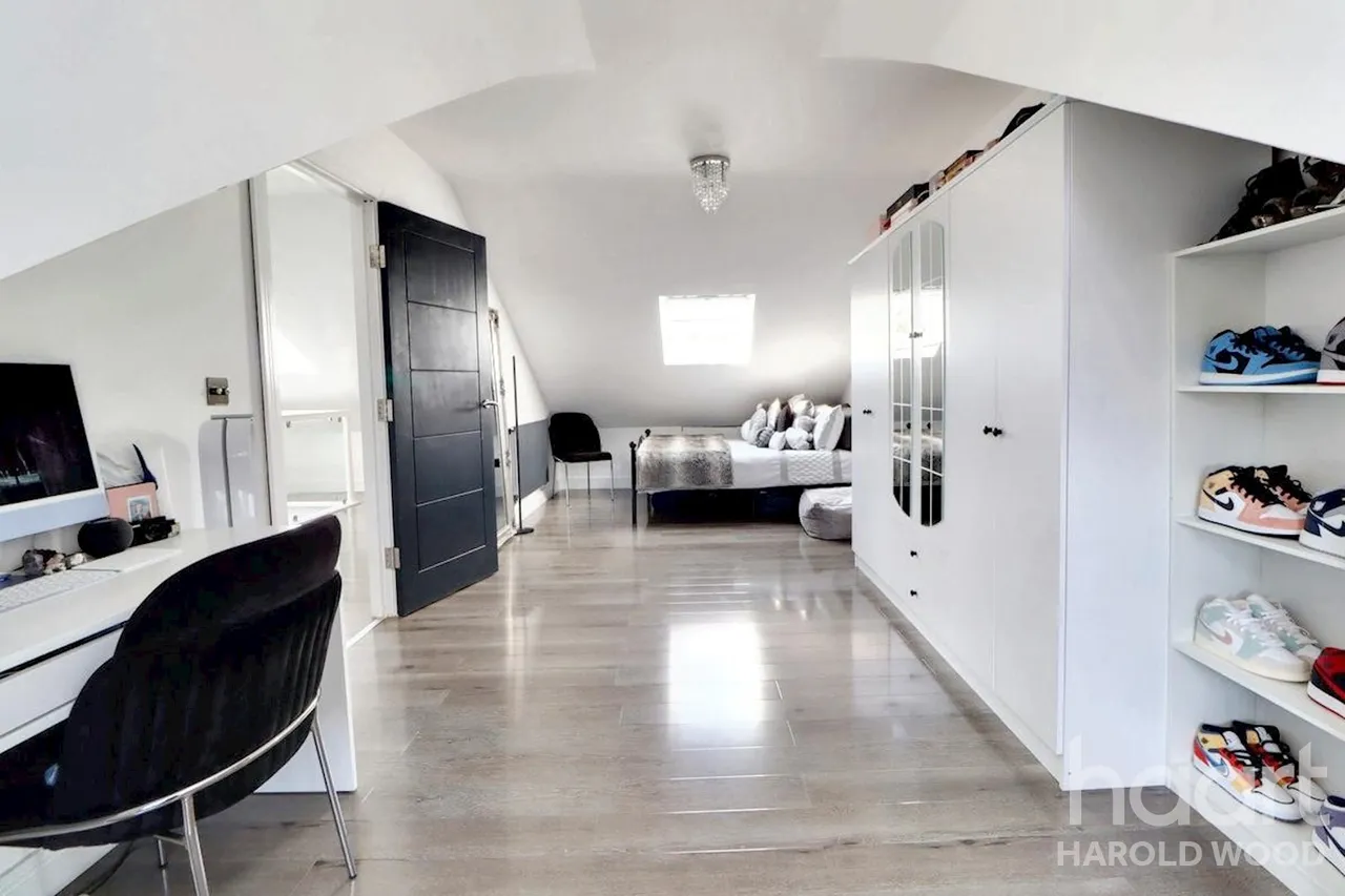 Sackville Crescent, Harold Wood, RM3, photo 29
