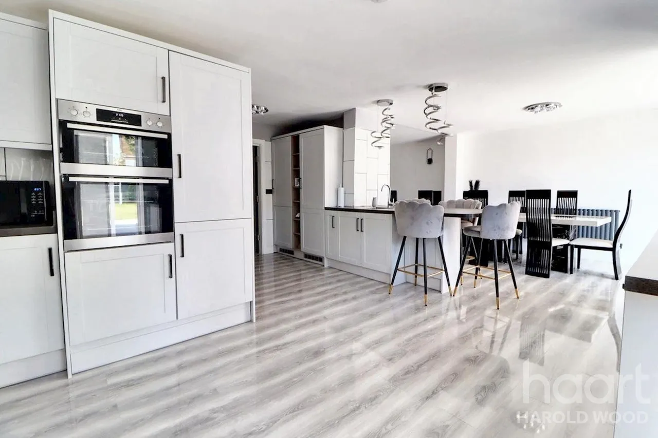 Sackville Crescent, Harold Wood, RM3, photo 7