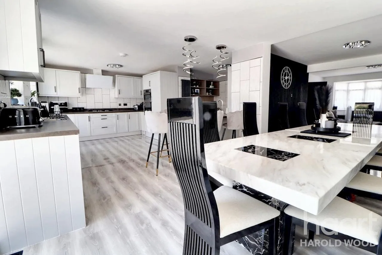 Sackville Crescent, Harold Wood, RM3, photo 4