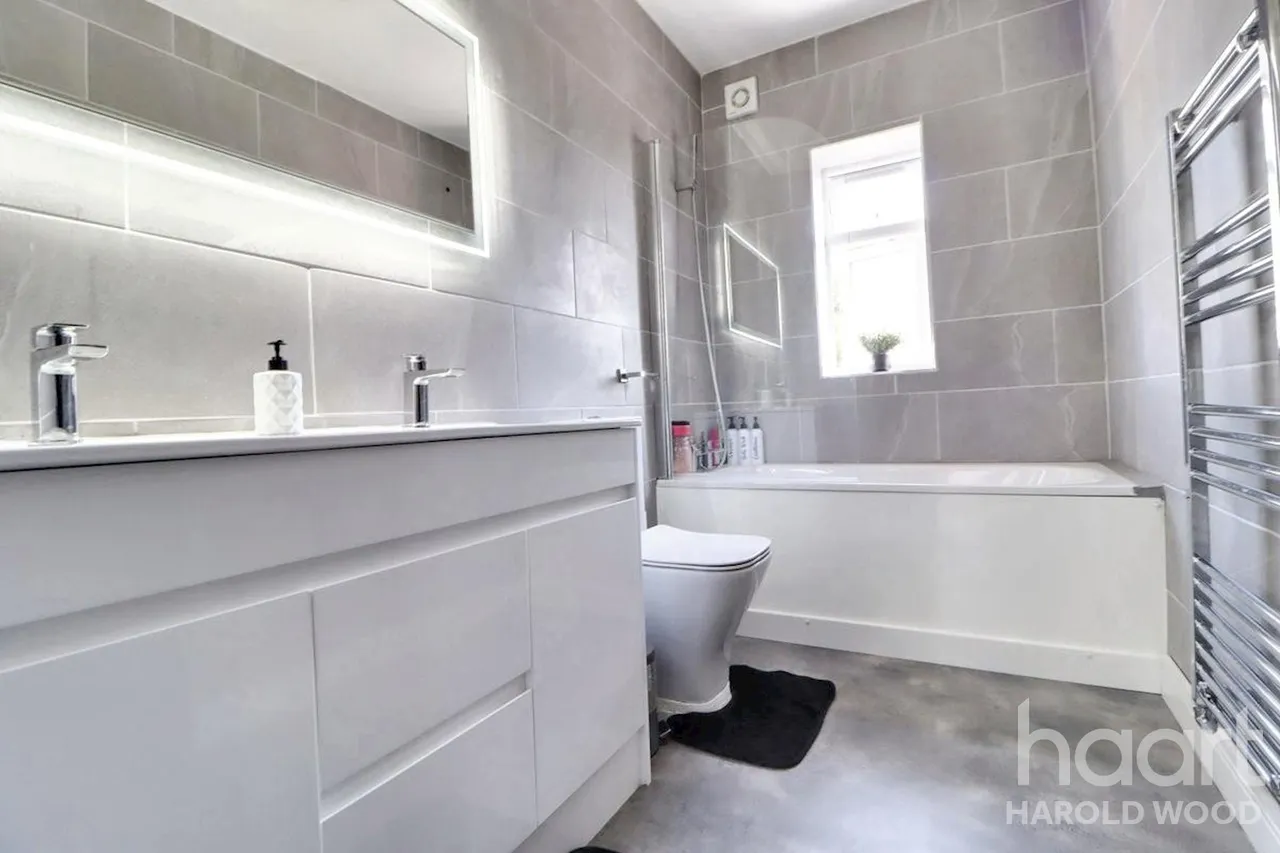 Sackville Crescent, Harold Wood, RM3, photo 16