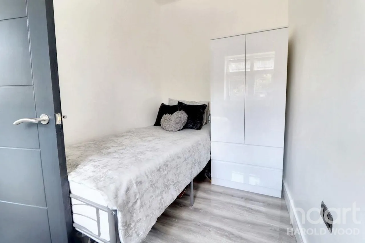 Sackville Crescent, Harold Wood, RM3, photo 28