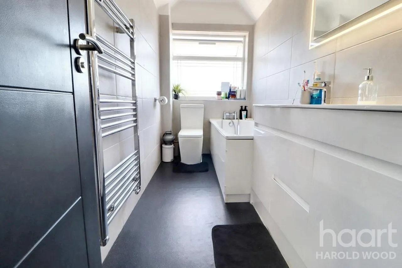 Sackville Crescent, Harold Wood, RM3, photo 32
