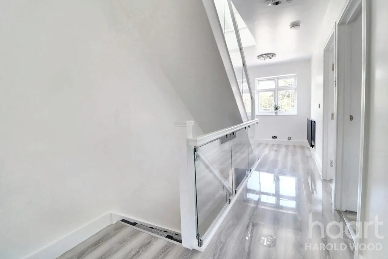 Sackville Crescent, Harold Wood, RM3, photo 12