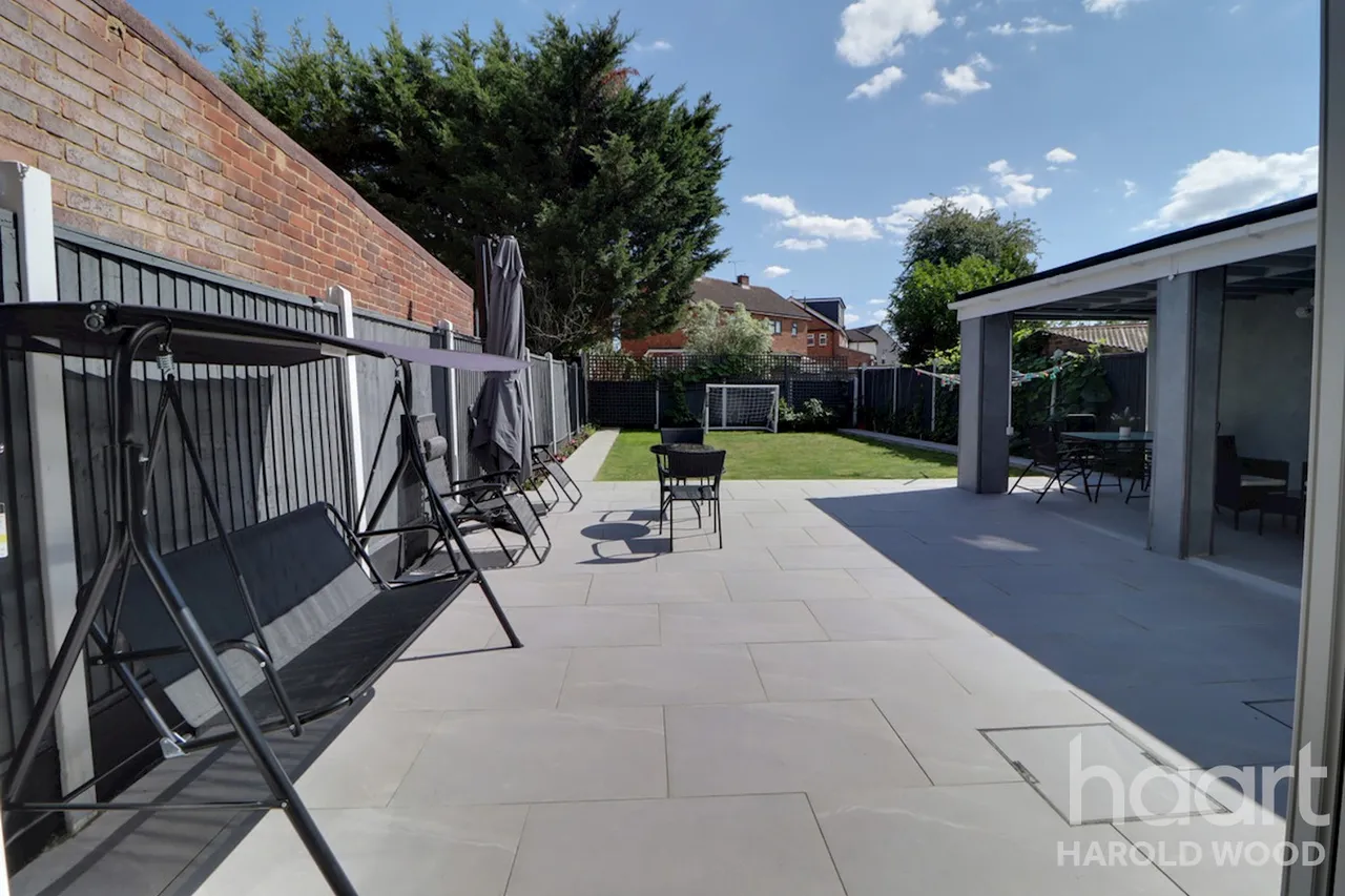 Sackville Crescent, Harold Wood, RM3, photo 15