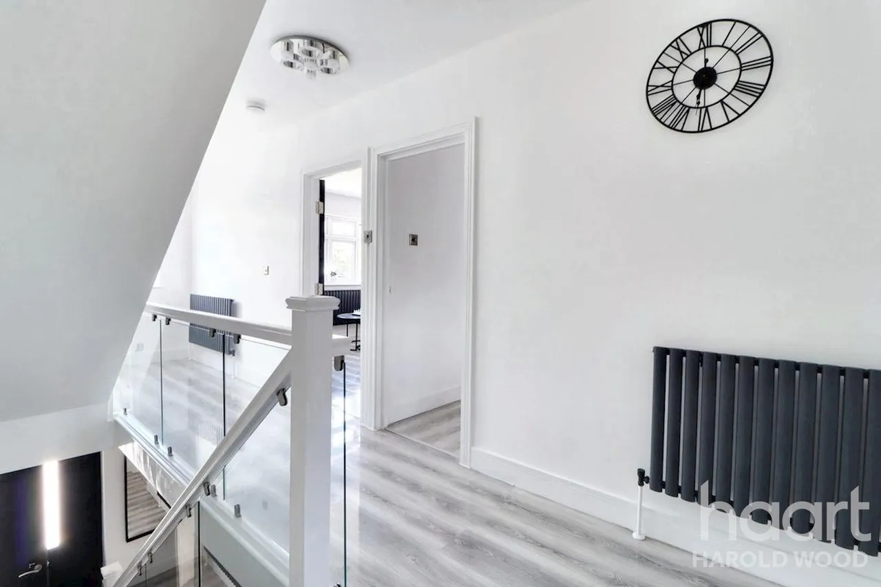 Sackville Crescent, Harold Wood, RM3, photo 13