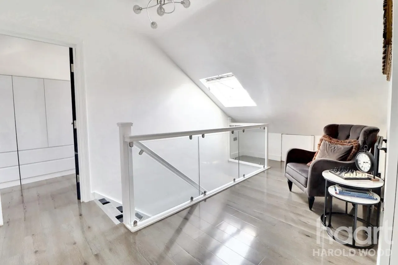 Sackville Crescent, Harold Wood, RM3, photo 31