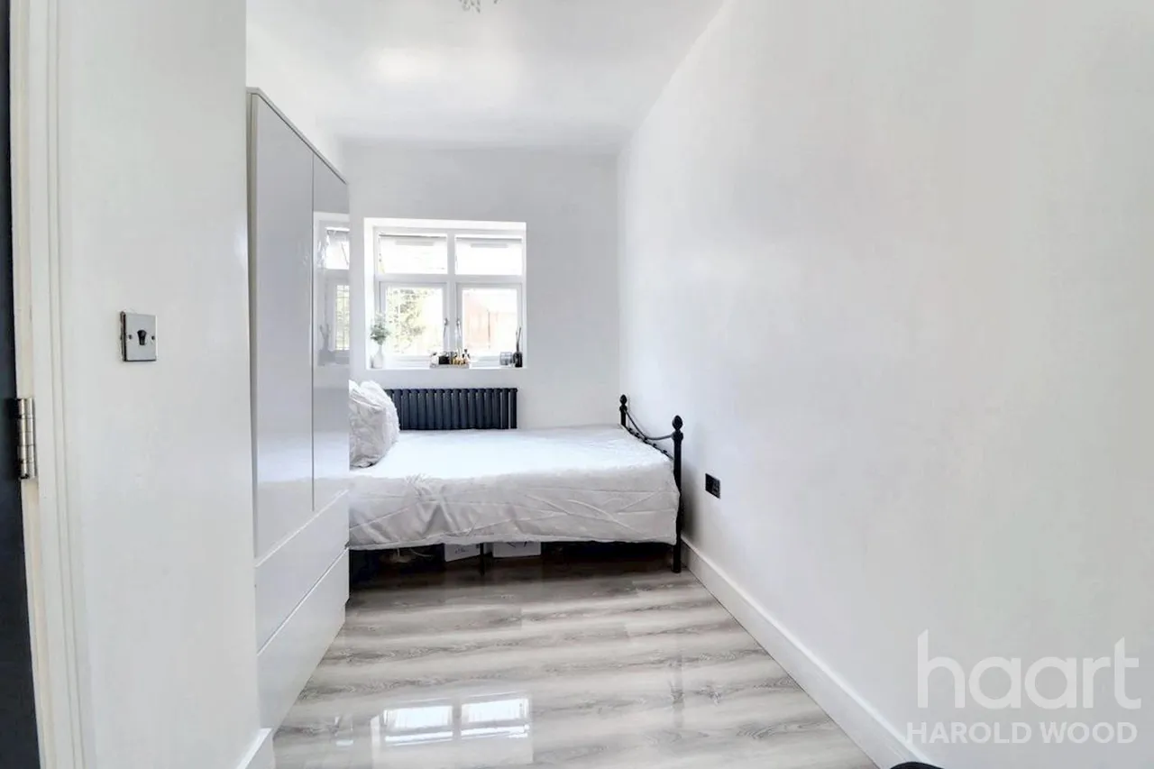 Sackville Crescent, Harold Wood, RM3, photo 18
