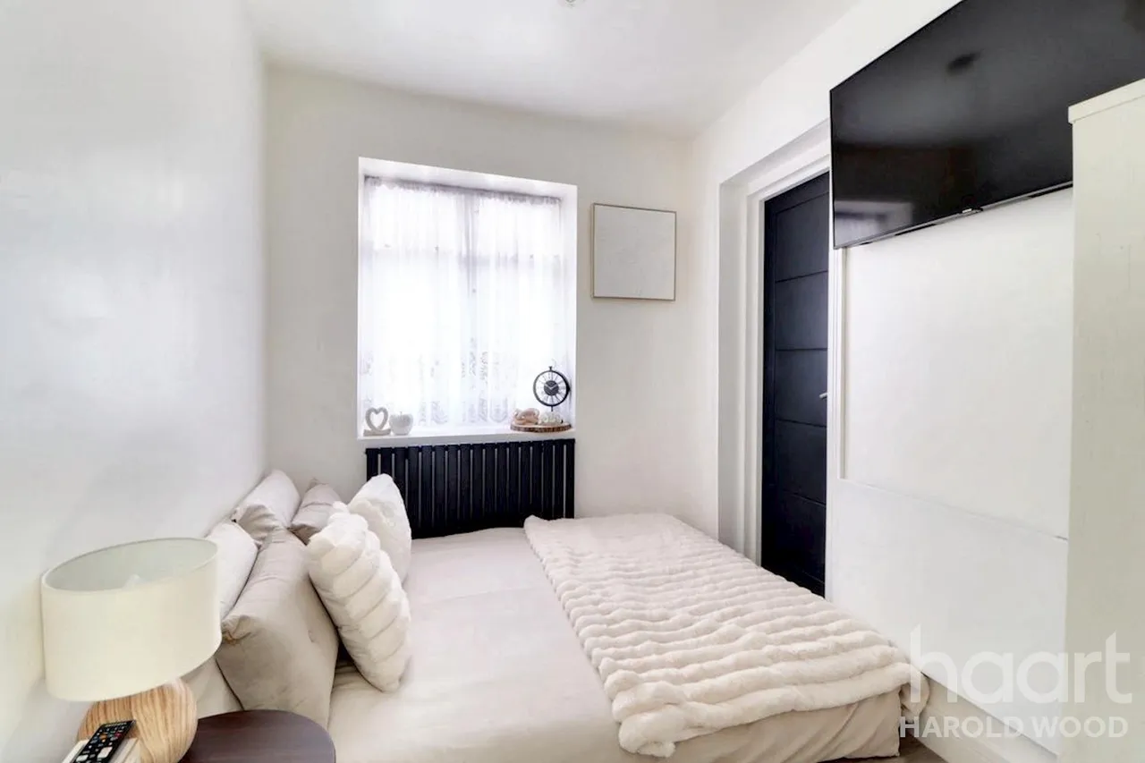 Sackville Crescent, Harold Wood, RM3, photo 23