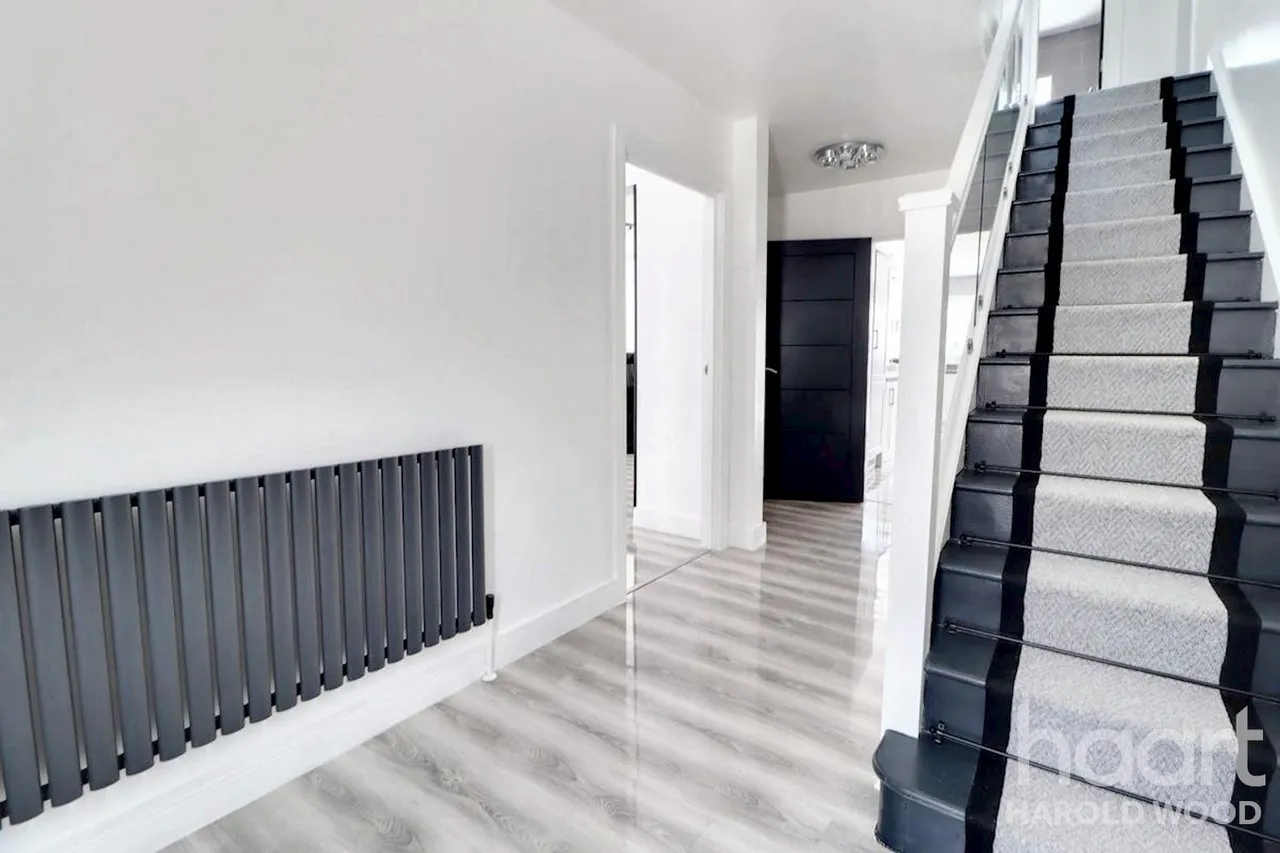 Sackville Crescent, Harold Wood, RM3, photo 9