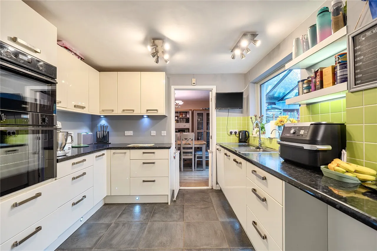Sylverns Court, Warfield, Bracknell, Berkshire, RG42 3SL, photo 2