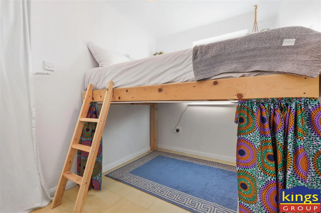 Liden Close, London, photo 9